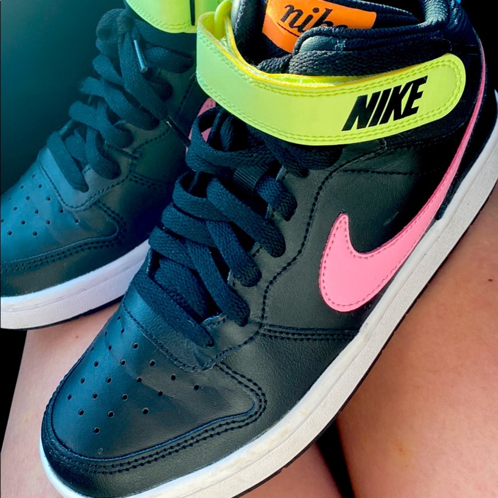 NEW NIKE MID COURT SNEAKERS